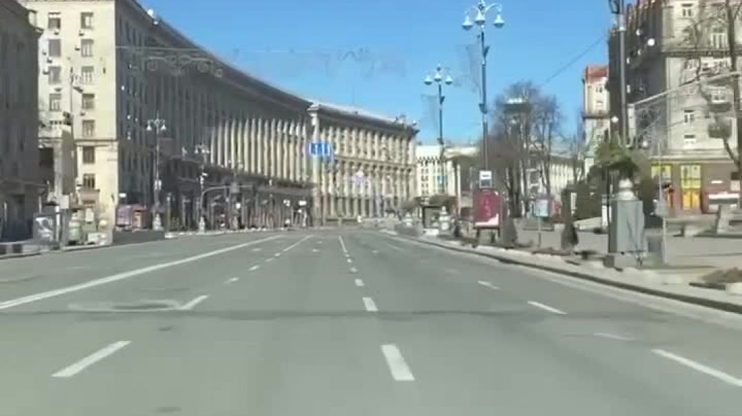 Пустая главная улица Киева Крещатик в комендантский час