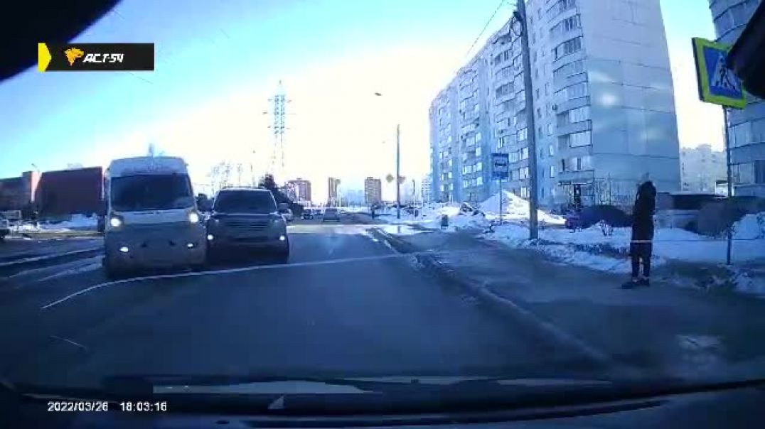 В Новосибирске, водитель маршрутки перегородил дорогу внедорожнику, чтобы избежать наезда на пешеходов