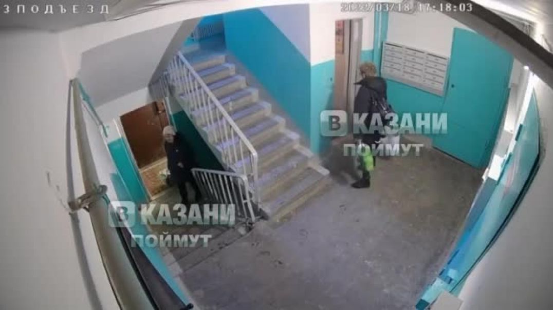 ⁣В Казани женщина ключами выцарапала на стене возле лифта букву Z 25.03.2022