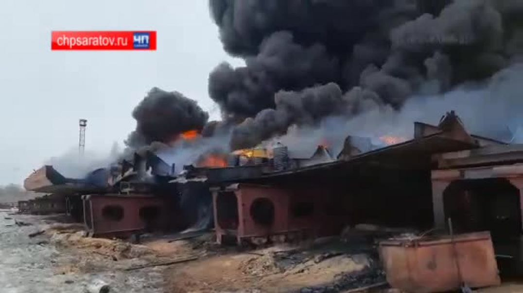 ⁣В Балаково на территории судоремонтного завода произошло возгорание баржи