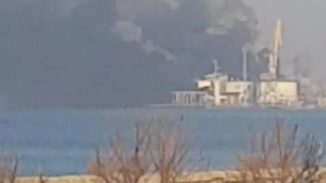 ⁣В порту Бердянска горят емкости с топливом 24.03.2022