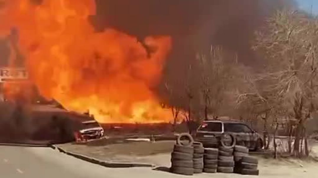 ⁣В Харькове один из снарядов попал в газовую трубу, возник пожар 25.03.2022