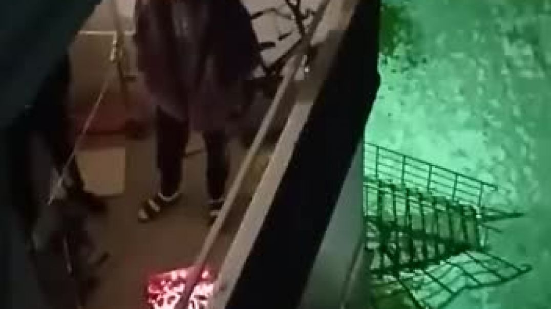 ⁣В Новосибирске соседи не дождались сезона и решили пожарить шашлычок на балконе