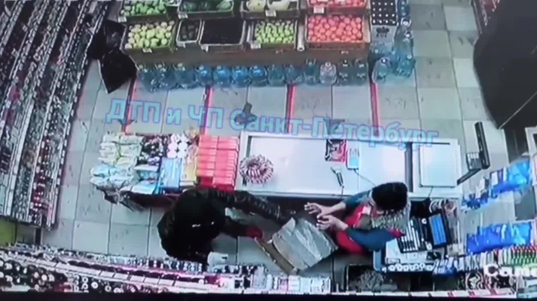 В Питере мужчина нацепил маску и попытался ограбить продуктовый магазин