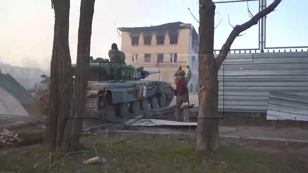 Бои в Мариуполе танк ведет огонь по зданию в котором находятся боевики всу