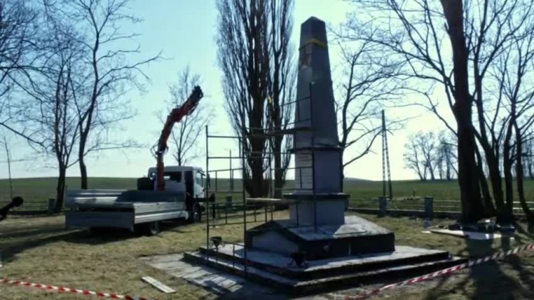 ⁣В Польше в прямом эфире снесли обелиск Вечная слава героям Советской Армии, павшим за свободу народов в 1945 году 24.03.2022