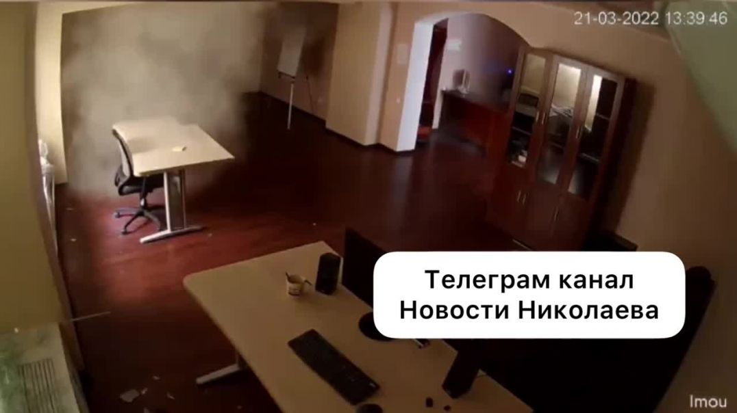 ⁣Момент взрыва гостиницы в Николаеве на камеру наблюдения