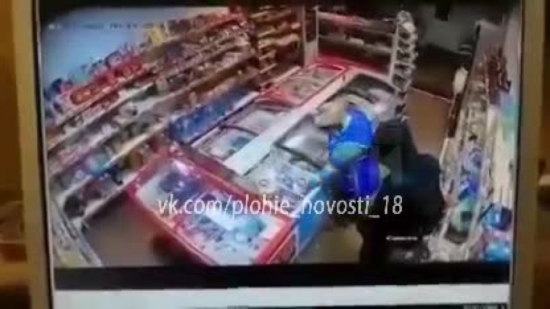 Под Екатеринбургом 16-летний школьник забежал в магазин с молотком и нанес женщине более десятка ударов