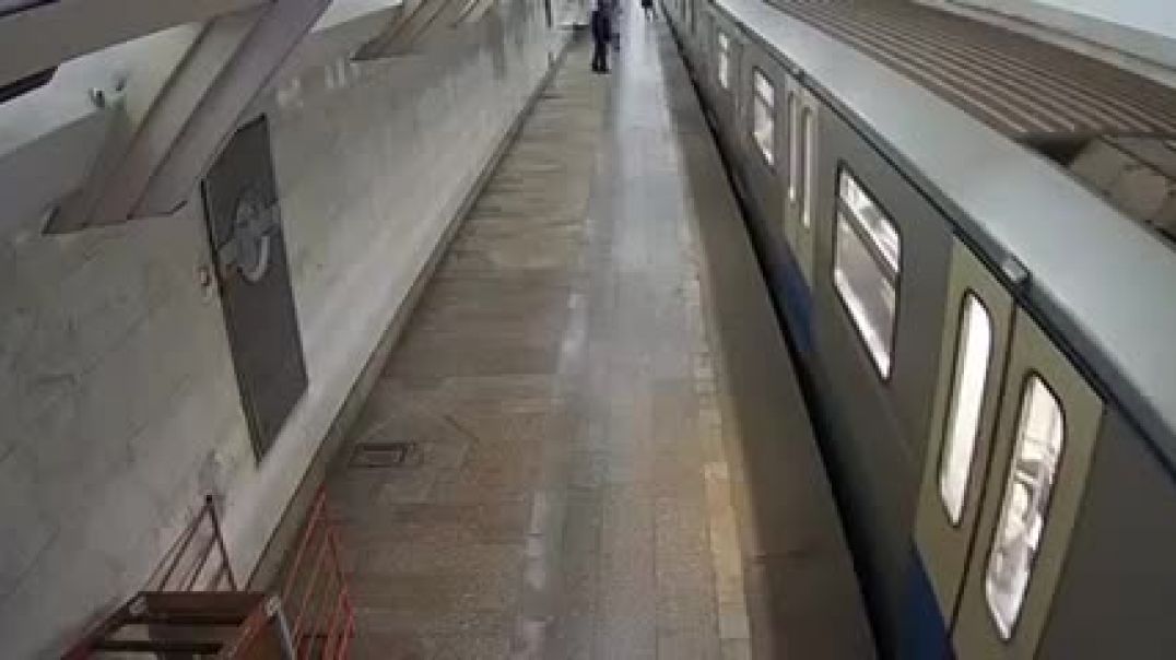 На станции метро Полянка в Москве молодой человек прыгнул под поезд