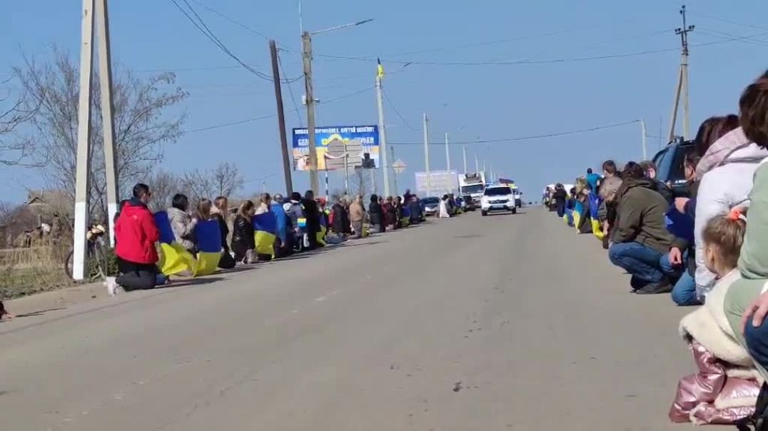 ⁣В Килии, под Одессой, местные жители встречают похоронную процессию с погибшим солдатом под Николаевом