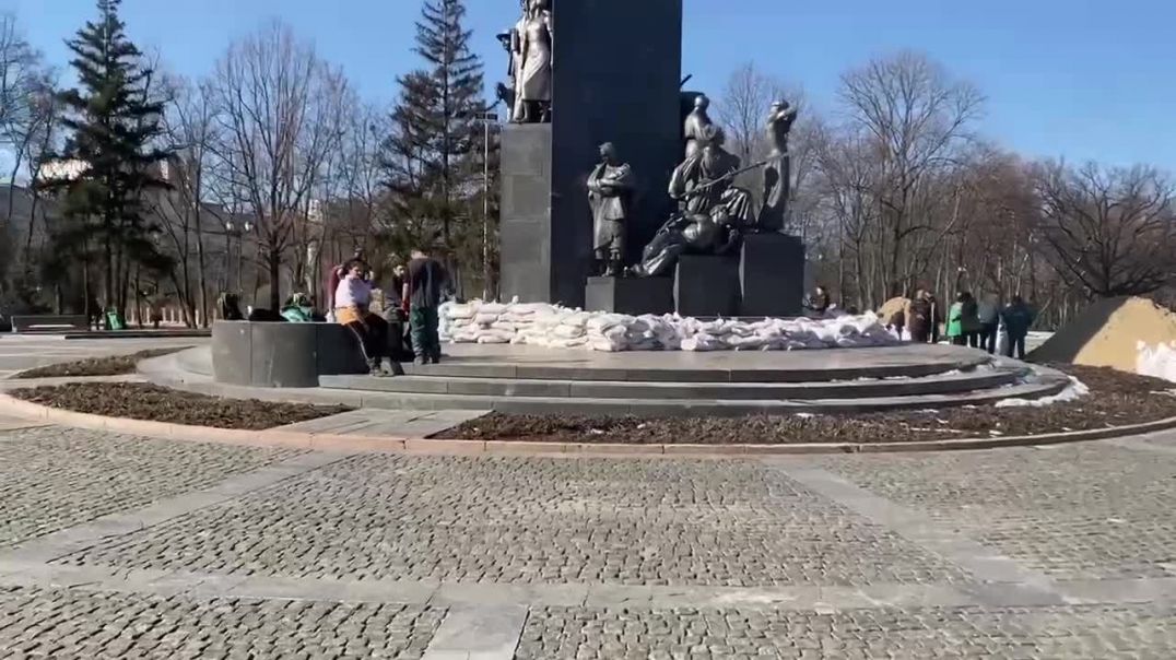 Жители Харькова защищают один из символов города - памятник Тарасу Шевченко