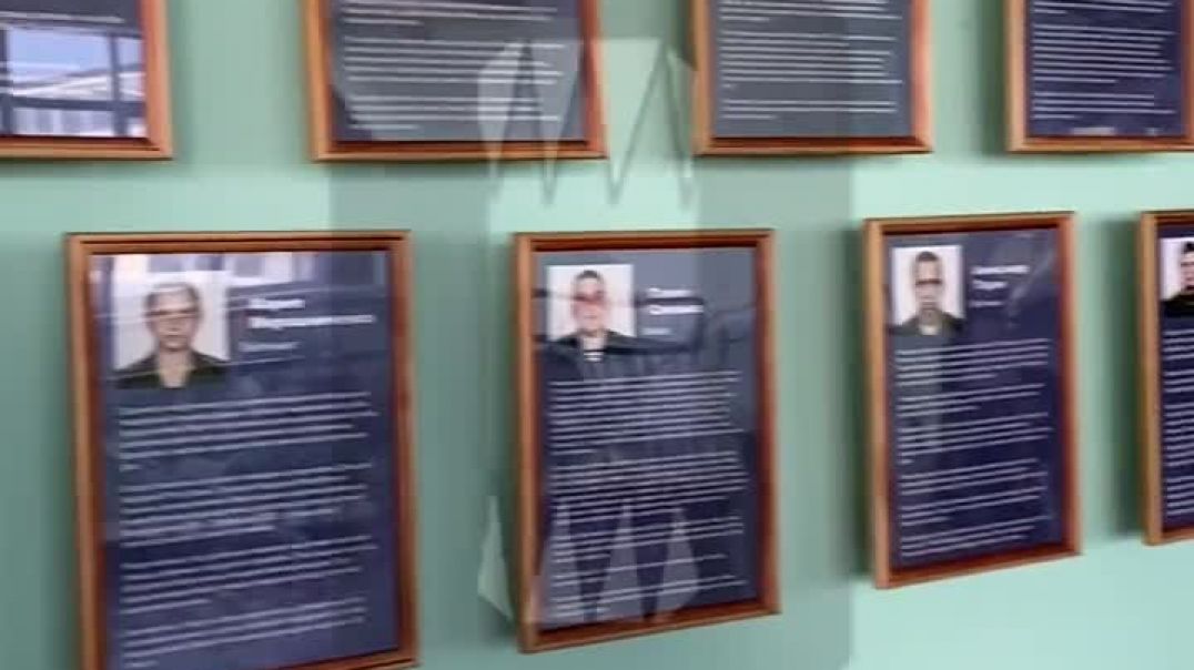 ⁣Стенды с портретами российских военных, участников военных действий на Украине теперь размещают в школах 23.03.2022