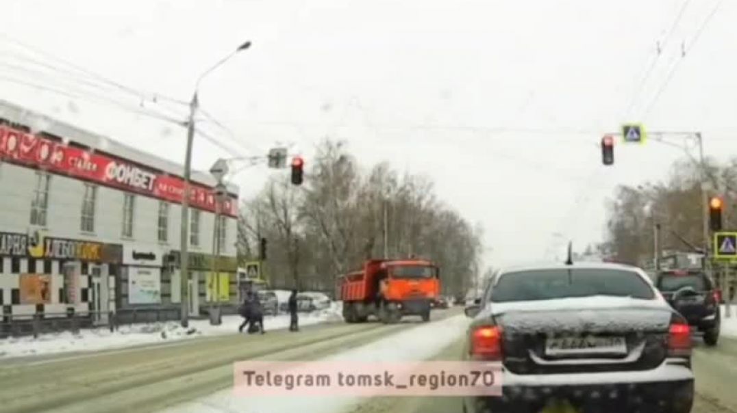 ⁣Самые бесстрашные и не смотрящие по сторонам девушки пешеходы живут в Томске