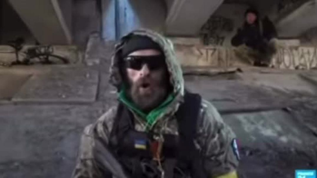 Французский наемник ВСУ укрывается от обстрела под мостом в Ирпени