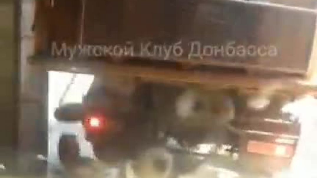 Разгрузка украинскими военными грузовика с минами