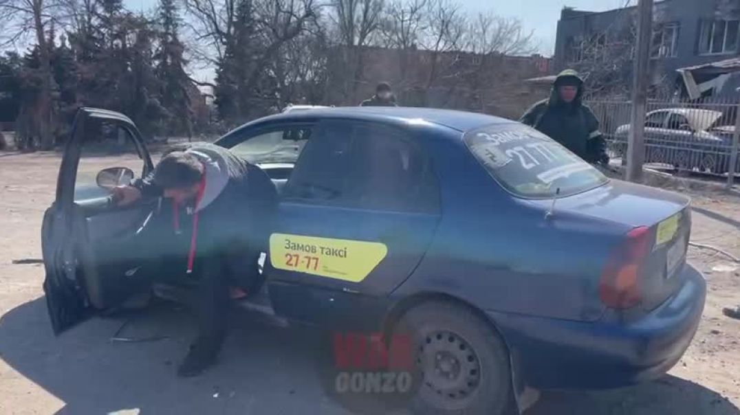 На выезде из Мариуполя бойцы НМ ДНР осуществляют досмотр гражданских автомобилей