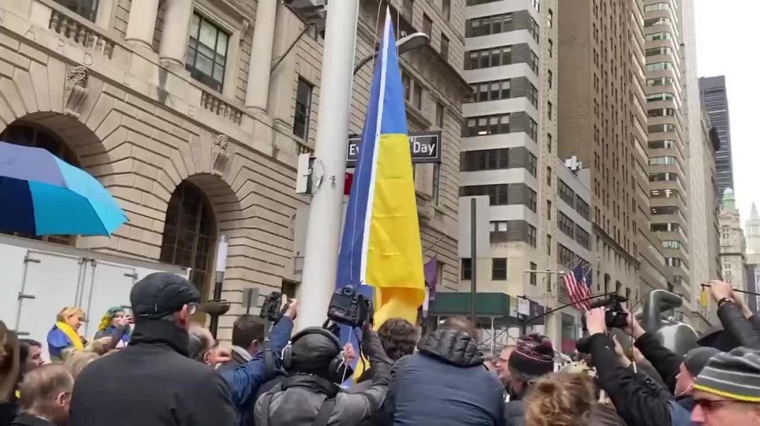 Мэр Нью-Йорка поднял в центре города украинский флаг