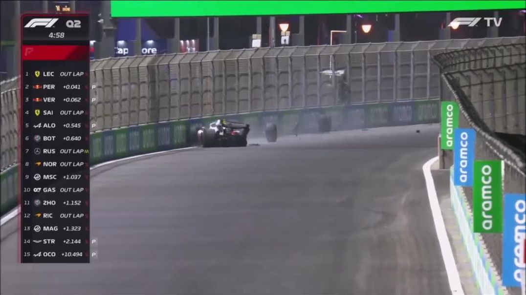 ⁣Пилот Мик Шумахер, врезался в ограждение и разбил болид во время квалификации Гран-при Саудовской Аравии 26.03.2022