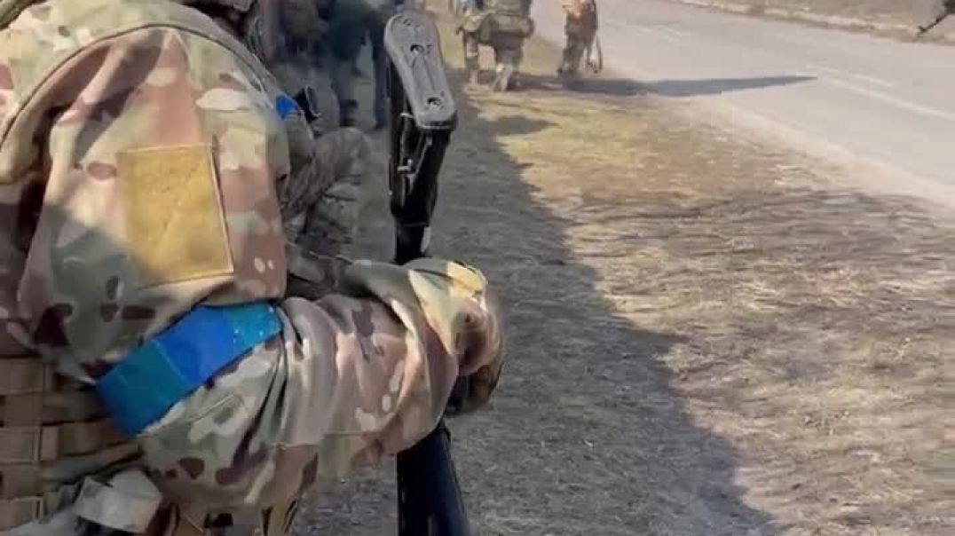 ⁣Американские наемники сражаются в Киевской области и позируют у танка