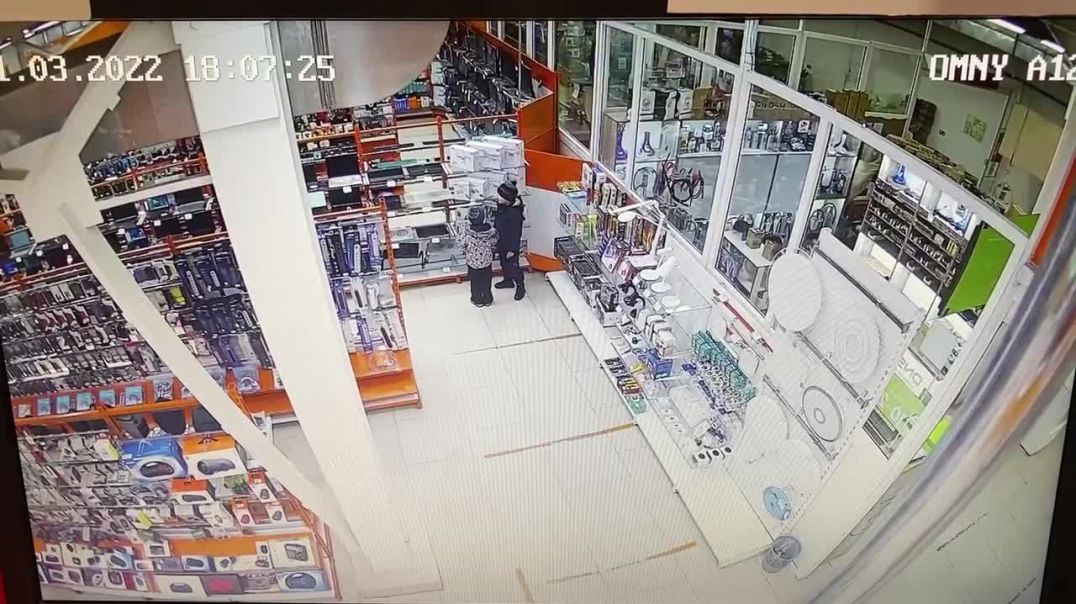 ⁣В Лысьве Пермского края полицейские ищут 5-6 летних детишек, которые украли электротехнику в магазине DNS 25.03.2022