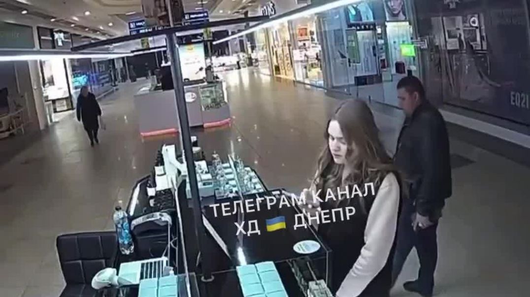 В Харькове мужчина украл флакон духов в торговом центре