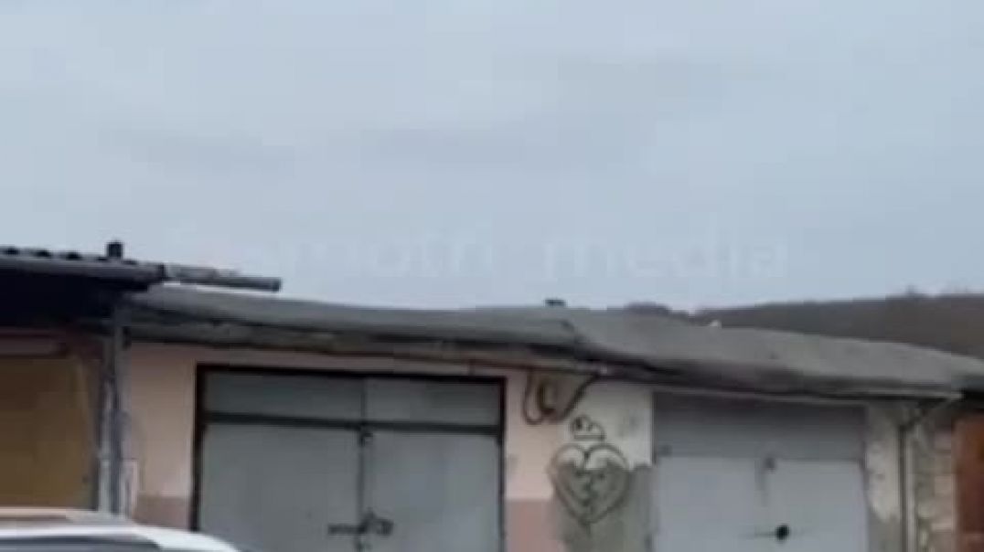 ⁣Видео пролета крылатой ракеты перед поражение нефтебазы во Львове 26.03.2022