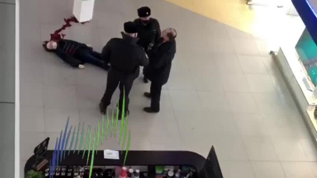⁣В торговом центре Мурманск Молл в Мурманске 40-летняя женщина упала с четвертого этажа на второй 25.03.2022