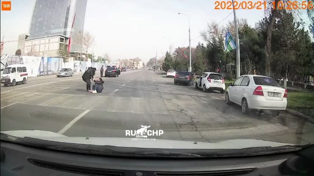 В Ташкенте две девочки-подростка угодили под колеса автомобиля на пешеходном переходе