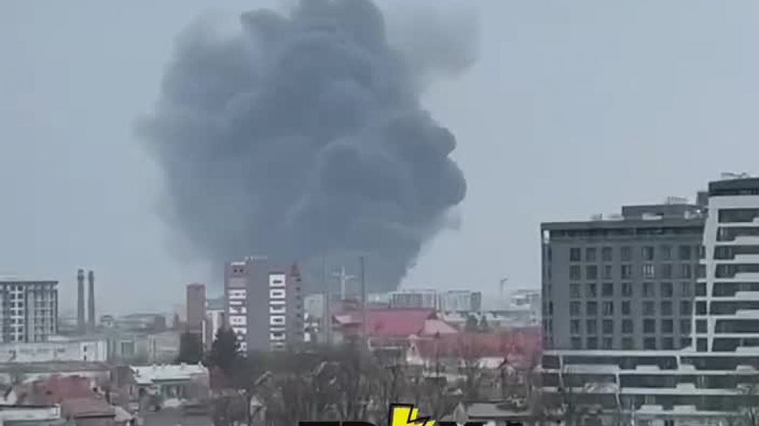 Густой дым после взрыва во Львове