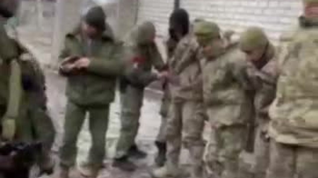 ⁣На кадрах плененные украинские военные на Донбассе выкрикивают лозунги, которые от них требуют произнести ополченцы
