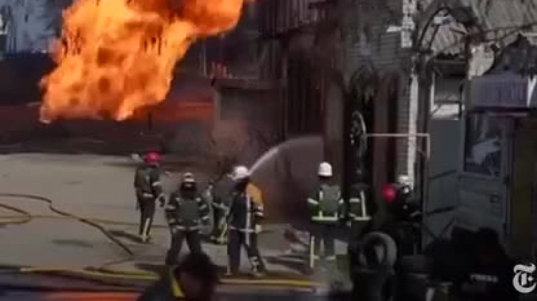 ⁣Пожар в Харькове после попадания снаряда в газопровод 26.03.2022