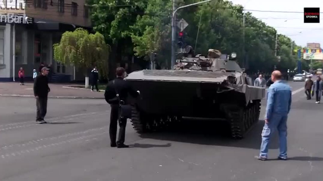 ⁣Видеохроника - как жители Мариуполя встречали нацбатальон «Азов» и Внутренние войска Украины в мае 2014 года