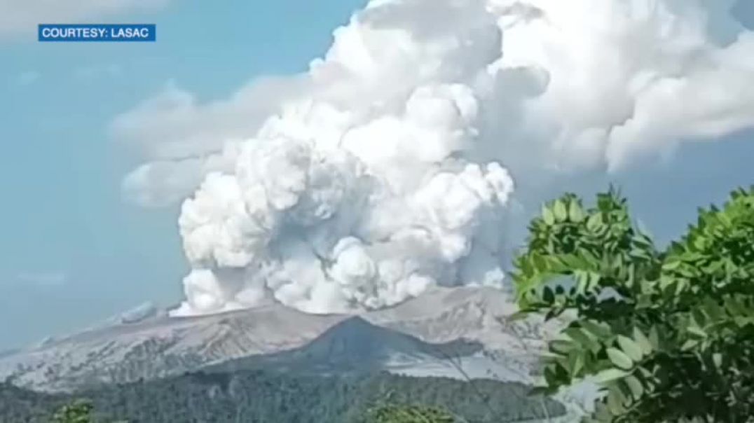 Вулкан Тааль на Филиппинах выбросил столб пепла и пара на высоту до 1,5 км 26.03.2022