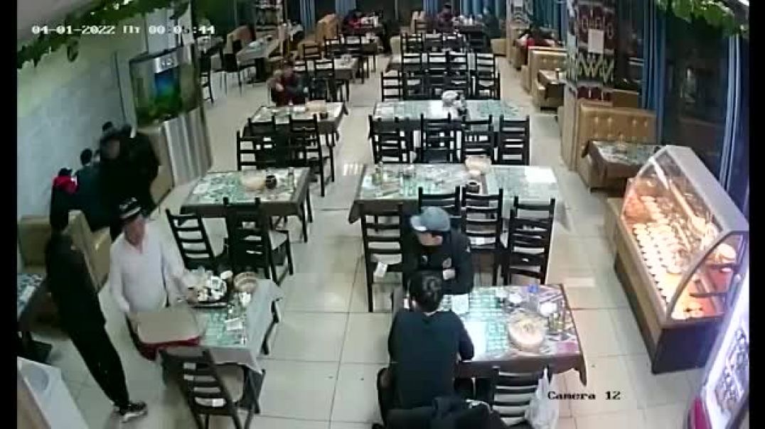 ⁣В кафе на юго-востоке Москвы произошла массовая драка с поножовщиной между посетителями и официантом 01.04.2022