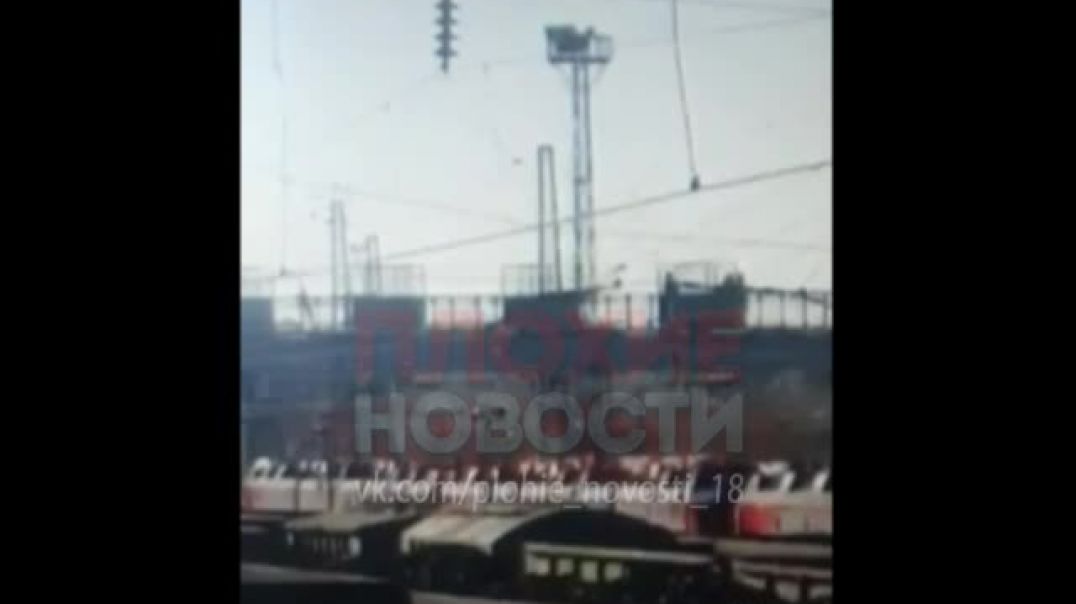 ⁣Жительница Кемеровской области прыгнула под приближающийся поезд с моста 29.03.2022