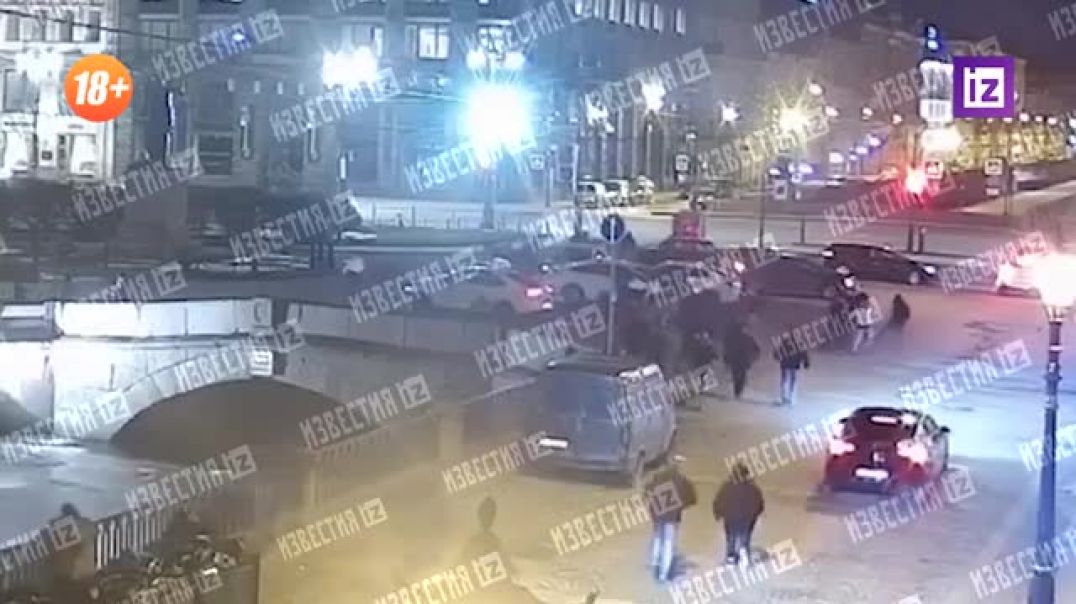 ⁣В центре ночной жизни Питера, на улице Думской, некие парни толпой избили двух человек 30.03.2022
