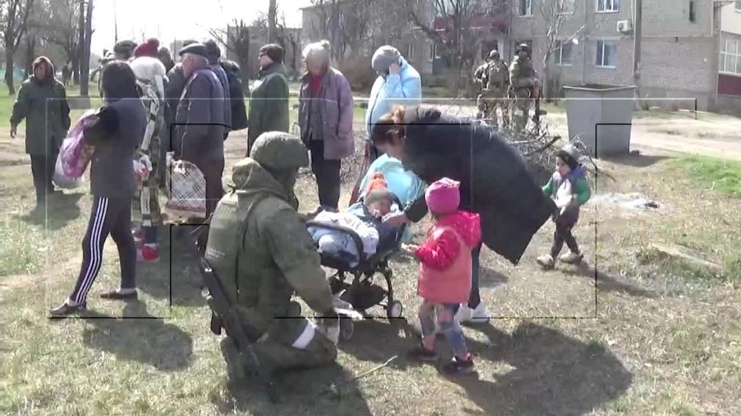 ⁣Российские военные доставили гуманитарку в прифронтовой город Снигирёвку Николаевской области 01.04.2022