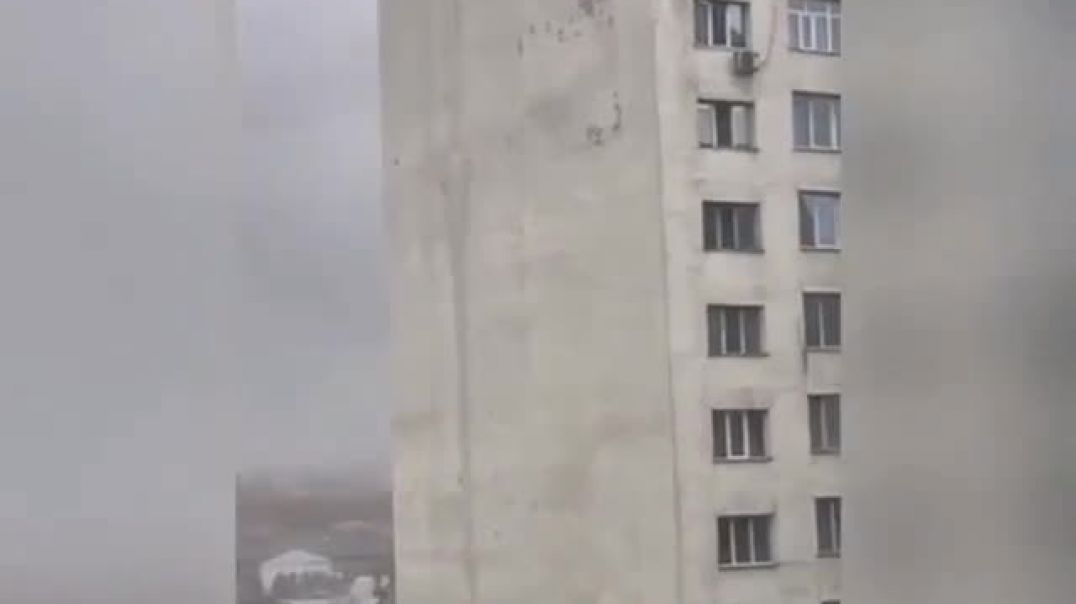 В Казахстане ураганный ветер содрал со стены многоэтажки элемент наружного декора