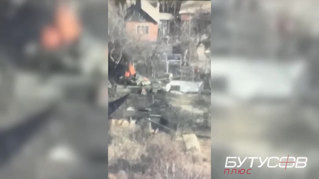 Танкист выпрыгивает из горящего танка под Харьковом