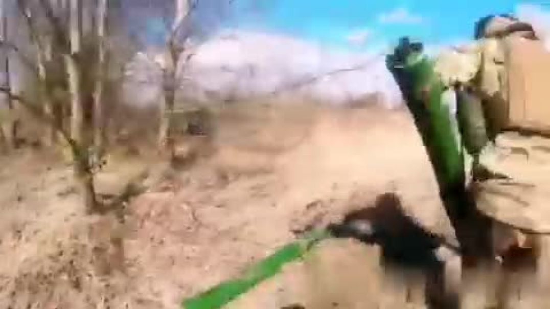 Мобильная группа украинских силовиков ведёт огонь из ПТРК