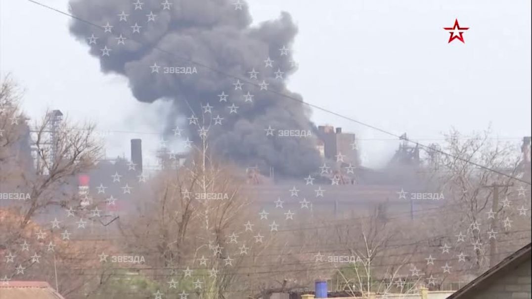 Момент взрыва на заводе Ильича в Мариуполе