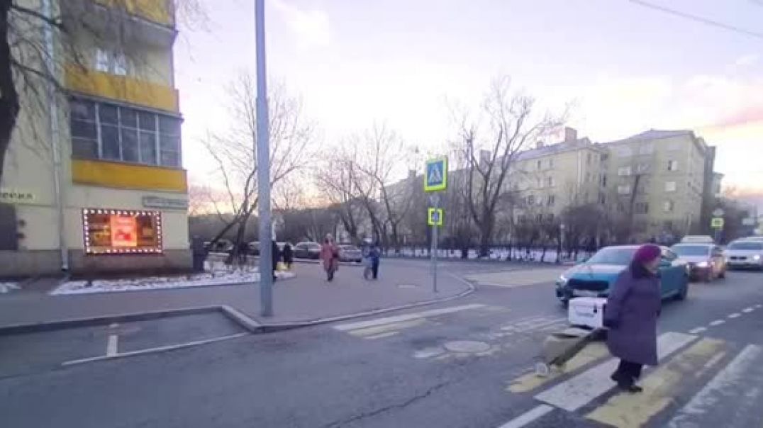 ⁣В Москве заботливая бабушка помогла роботу-доставщику перейти дорогу 01.04.2022