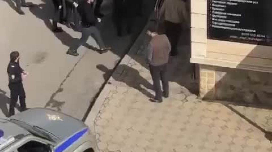 В Ингушетии полицейскому пришлось стрелять в воздух, чтобы разогнать беснующую толпу