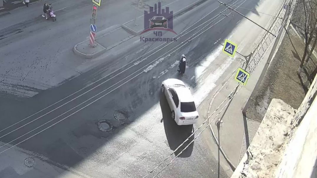 ⁣В Красноярске 34-летний водитель, управляя автомобилем Хонда Цивик при повороте допустил наезд на пешеходов 30.03.2022