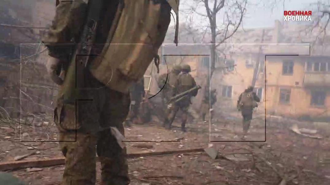 Боевые действия в Мариуполе - работа БТР и личного состава по прикрытию эвакуации раненого