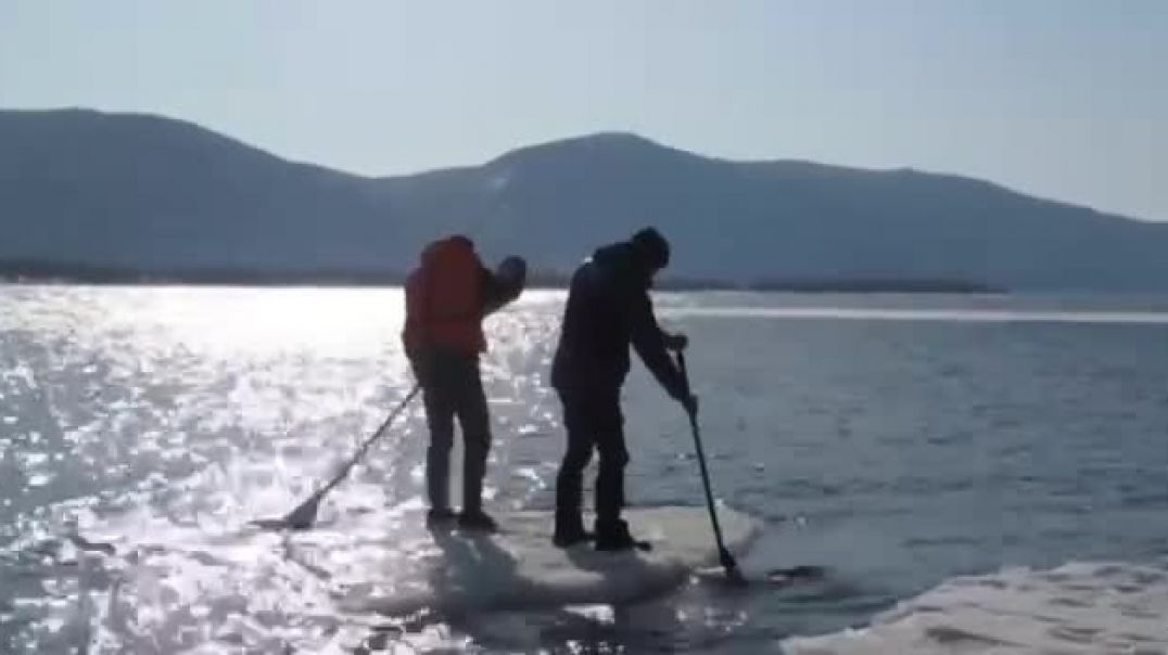 ⁣Жители Самары стали свидетелями весьма необычного зрелища - по Волге на льдине проплывали два человека