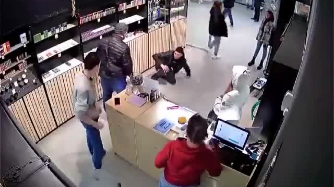 В Мурманске парень попытался напасть на работника торговой точки
