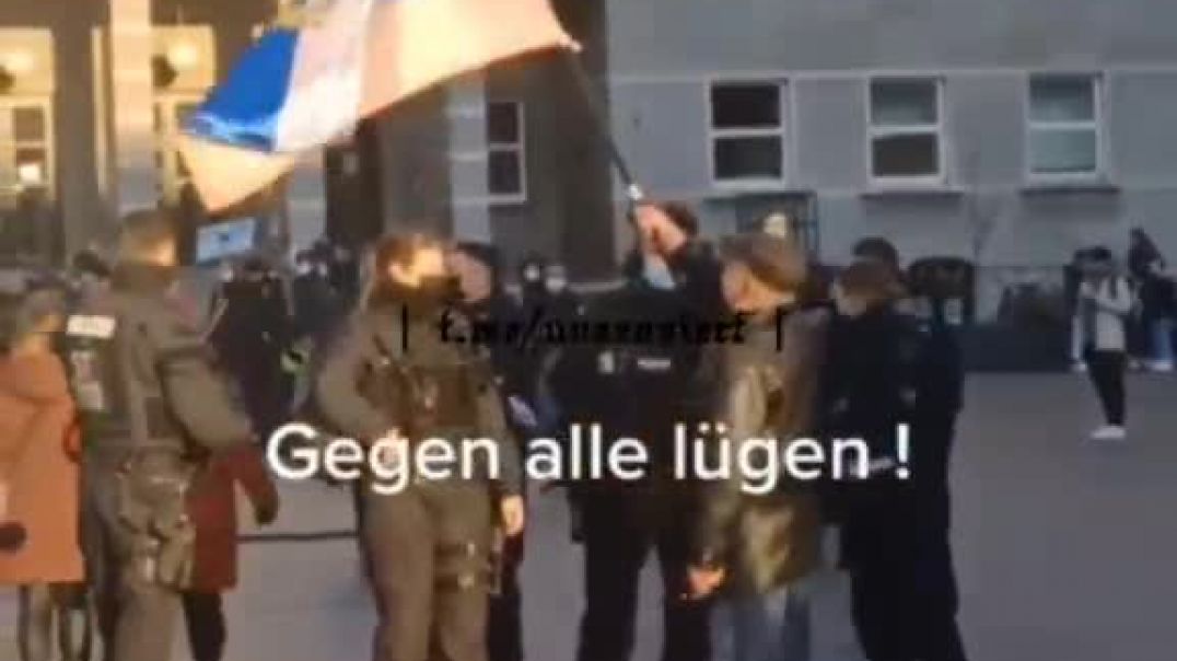 ⁣К небольшому движу в поддержку Украины в Германии вышел смелый дед с российским флагом 29.03.2022