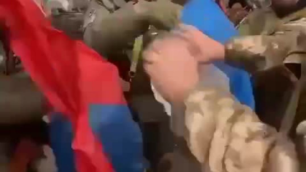 ⁣Грузинские наемники сожгли российский флаг в Гостомеле