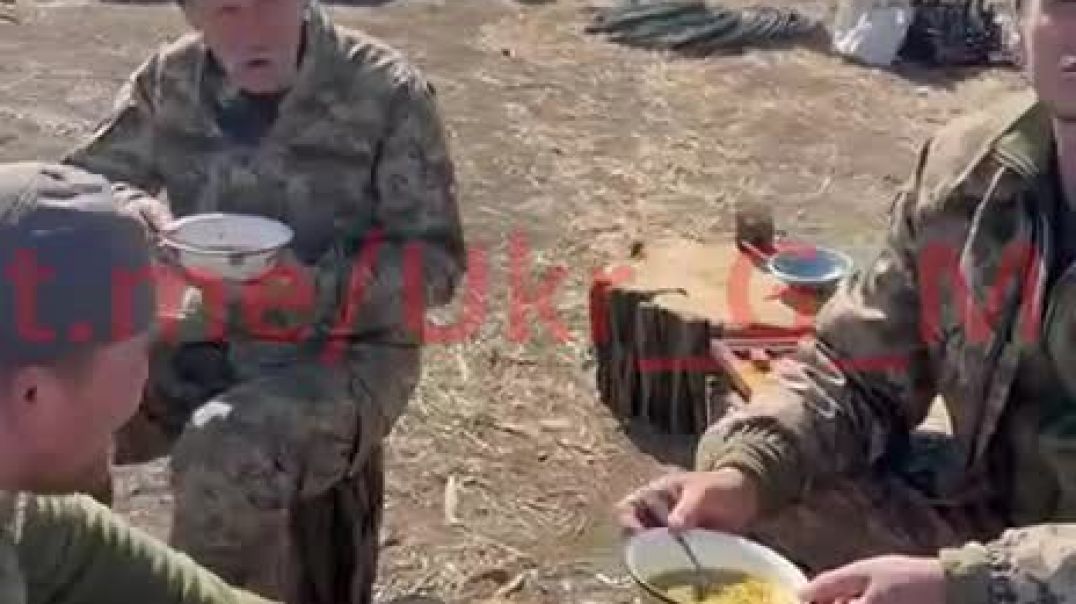 ⁣Украинские солдаты обедают и смеются и рассказывая, чем собираются кормить пленных 05.04.2022